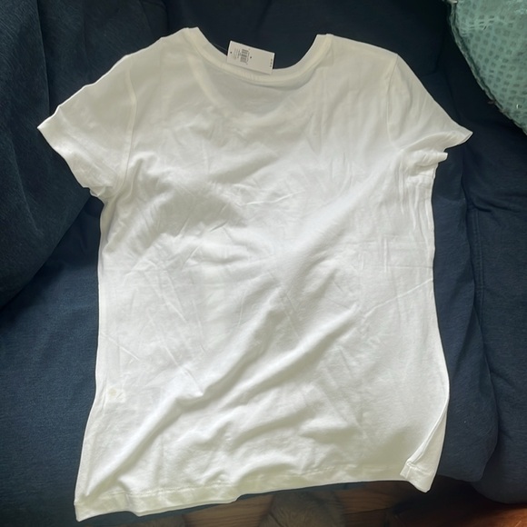 Banana Republic timeless tshirt - Picture 3 of 3